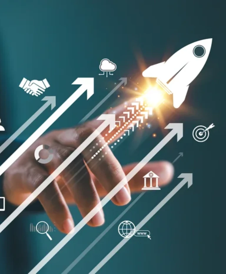 palec wskazuje ikonę rakiety